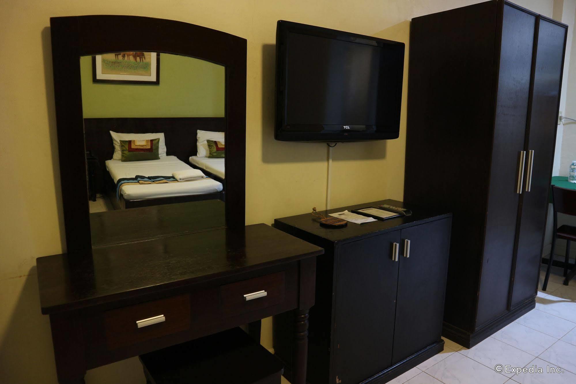 Reddoorz Plus Near Mendoza Park Puerto Princesa Exterior photo